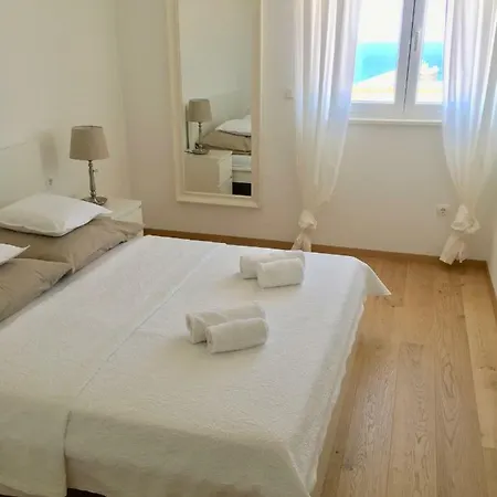 Sun Apartment *
