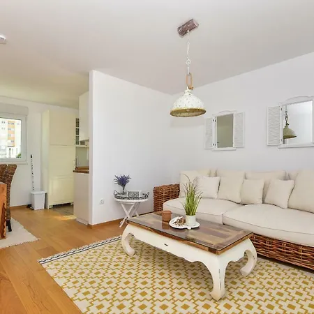 Sun Apartment *